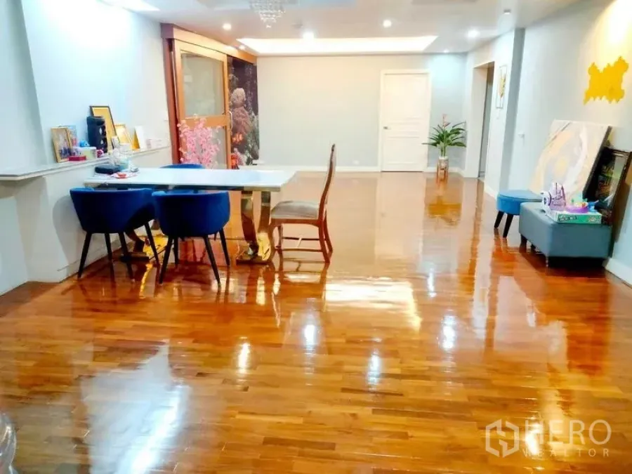 公寓 出租在Khlong Toei, Bangkok - 开放式客厅另一角度，展现大面积亮面木地板