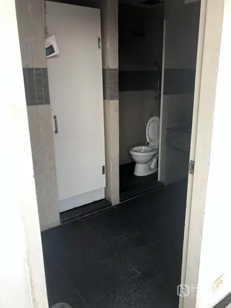 办公空间 出租在Watthana, Bangkok - 办公室卫生间，配坐便器与淋浴区