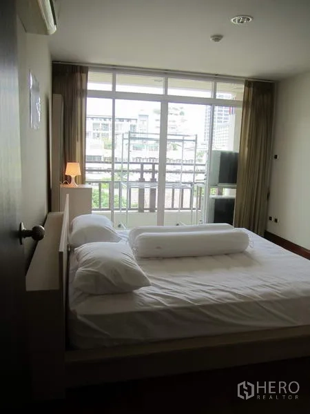 公寓 出租在Bang Rak, Bangkok - 卧室设落地窗通阳台，可望城市景观。