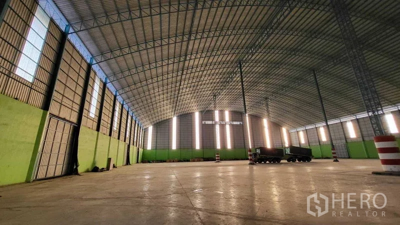 โรงงาน ให้เช่าในSai Noi, Nonthaburi - มุมมองภายในอีกด้าน แสดงประตูบานสูงและช่องแสงตามแนวผนัง