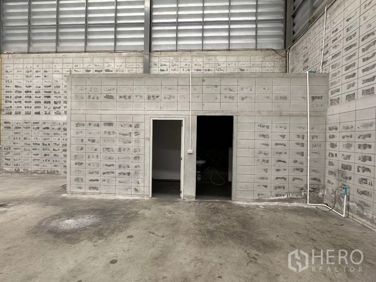 Warehouse for rent in Khlong Toei, Bangkok - Block-built internal utility rooms and toilets inside the warehouse hall.