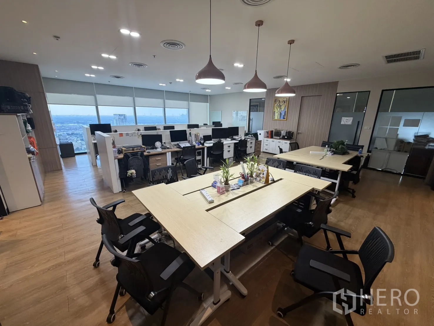 办公室 for rent in Khlong Toei, Bangkok - 开放式办公区，成排工位与人体工学椅，玻璃隔间与大窗采光。