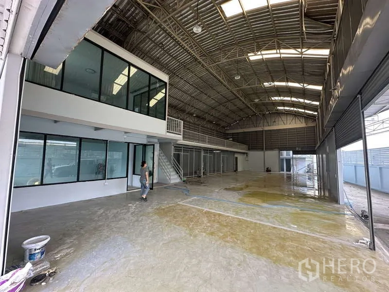 คลังสินค้า ให้เช่าในPak Kret, Nonthaburi - ภายในโกดังโล่ง หลังคาโค้งสูง มีสกายไลท์และออฟฟิศกระจก