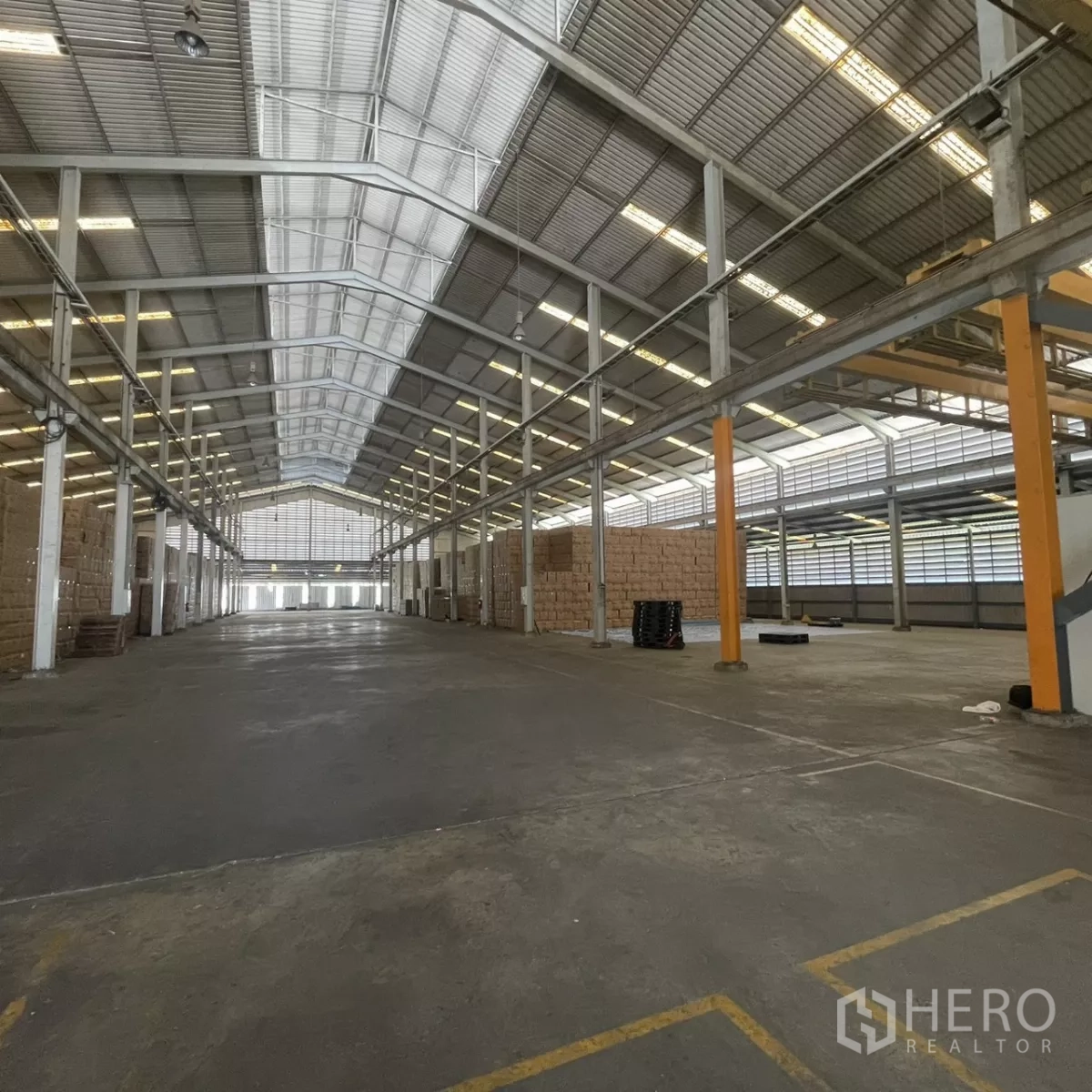 Factory for rent in Bang Phli, Samut Prakan - Spacious warehouse interior with 8-meter-high roof, steel columns, skylights and clear loading aisles.