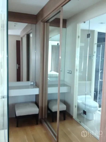公寓 出租在Ratchathewi, Bangkok - 更衣区配镜面衣柜、梳妆台，并可通往玻璃隔断卫浴。