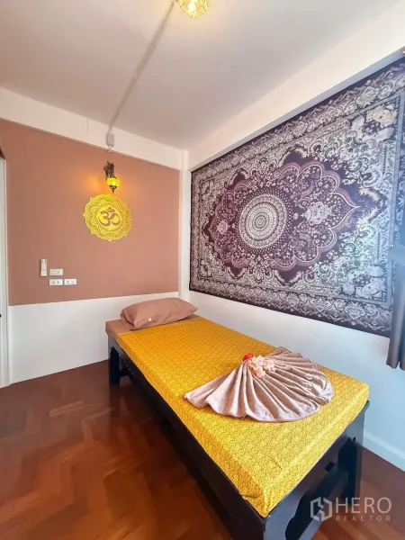 ตึกแถว for rent in Bang Rak, Bangkok - ห้องทรีตเมนต์ส่วนตัว เตียงเดี่ยว ผนังลายผ้าแขวน แสงไฟอบอุ่น และพื้นปาเกต์