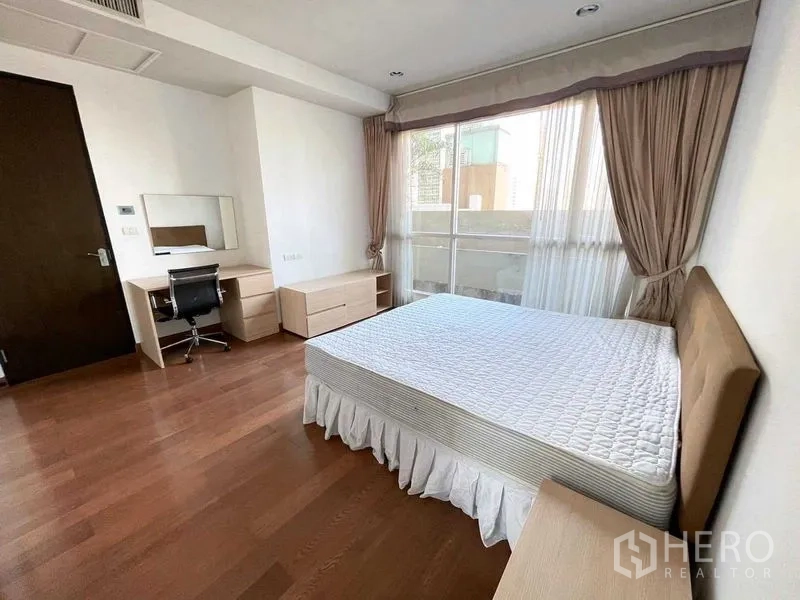 คอนโด ให้เช่าในPathum Wan, Bangkok - ห้องนอนกว้าง มีหน้าต่างบานใหญ่ โต๊ะทำงาน และพื้นไม้ ในคอนโดปทุมวัน