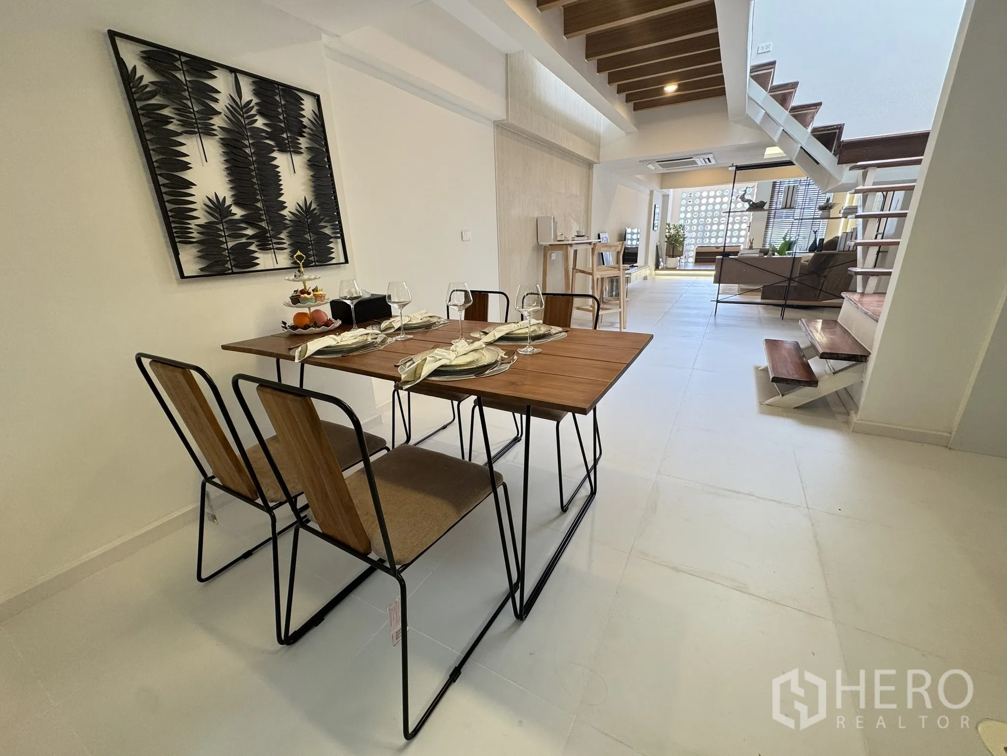 联排别墅 出售 - 楼梯下用餐区，四人餐桌与吧台。