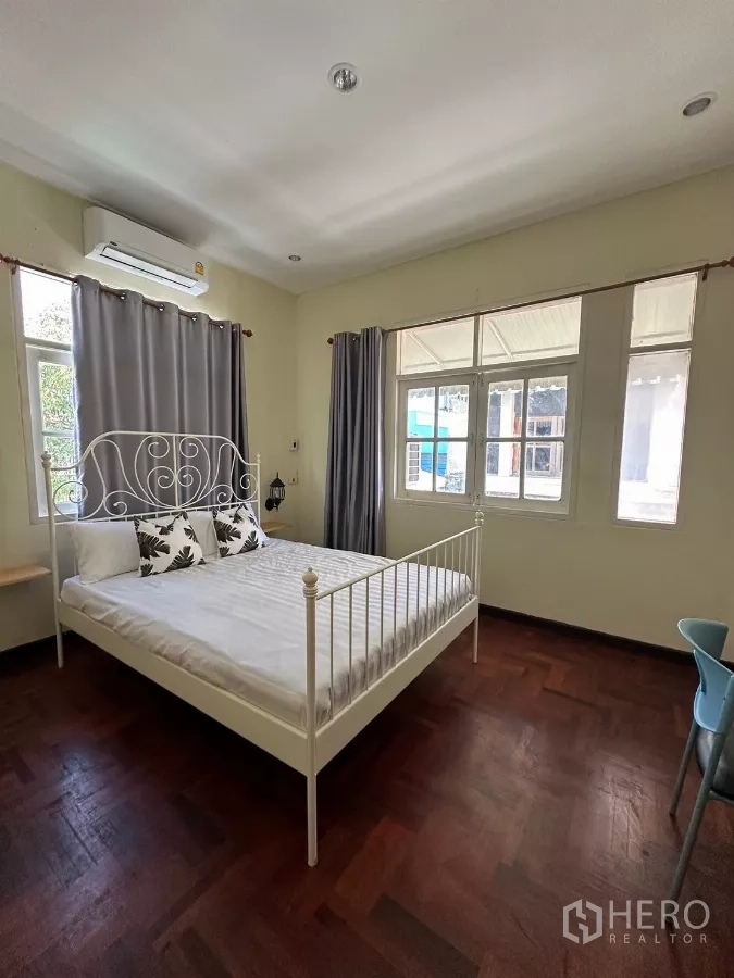 带办公室的家 出租在Suan Luang, Bangkok - 卧室，白色金属床架与三扇窗。