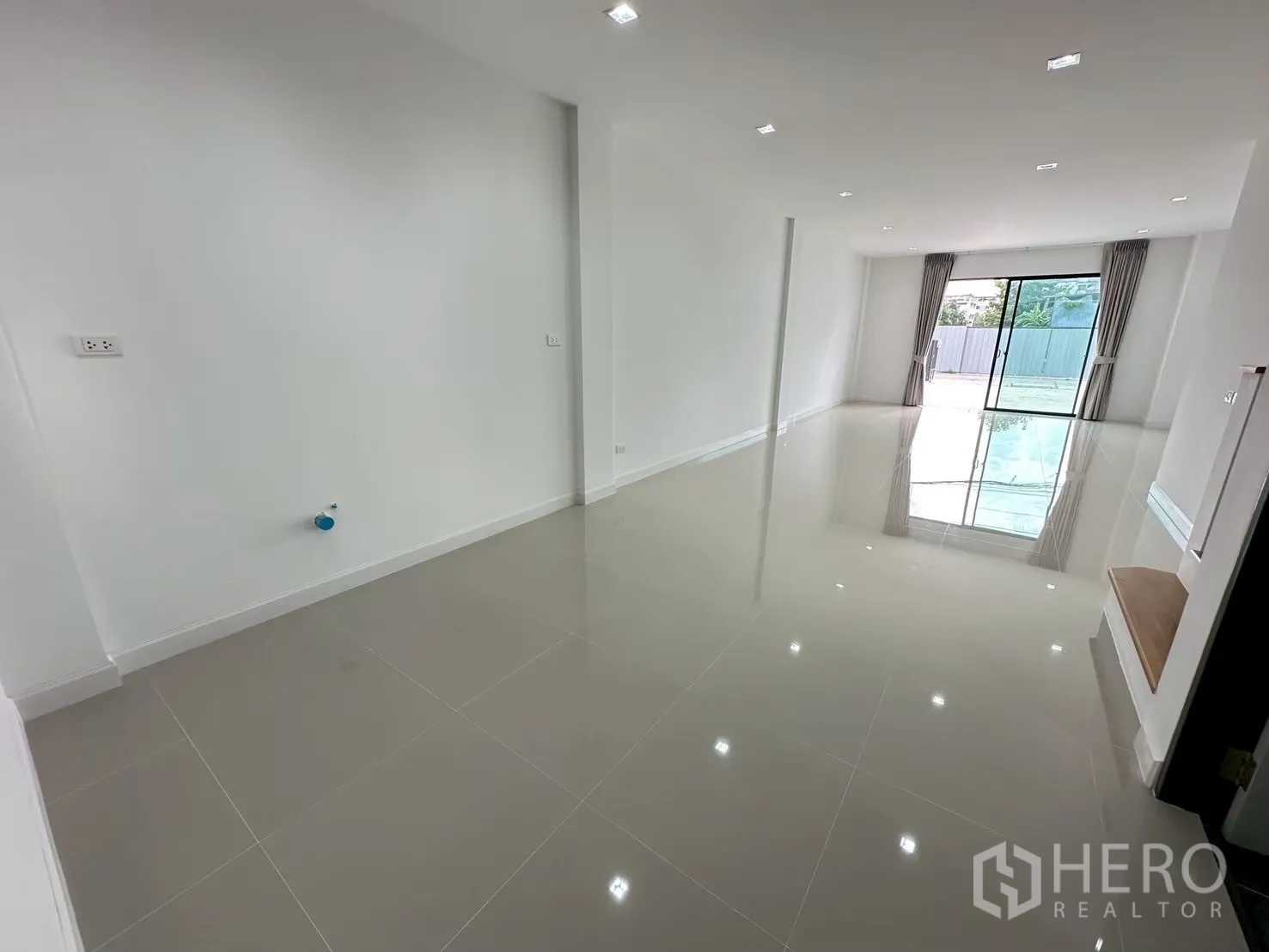 Home Office for rent in Lat Phrao, Bangkok - Deep open hall with polished tile flooring and large front glass doors.