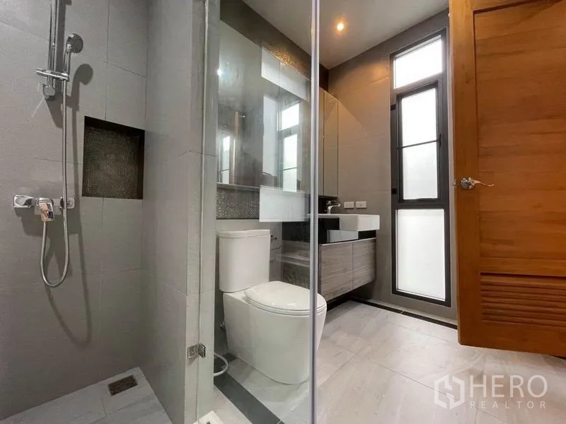 บ้าน ให้เช่าในBang Na, Bangkok - ห้องน้ำกะทัดรัดพร้อมตู้กระจกอาบน้ำ โถสุขภัณฑ์ และอ่างล้างหน้า