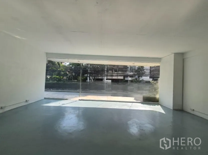 พื้นที่ขายปลีก for rent in Watthana, Bangkok - ภายในแบบโอเพ่นสเปซ มีหน้าต่างกระจกเต็มบานรับแสงธรรมชาติจากถนน