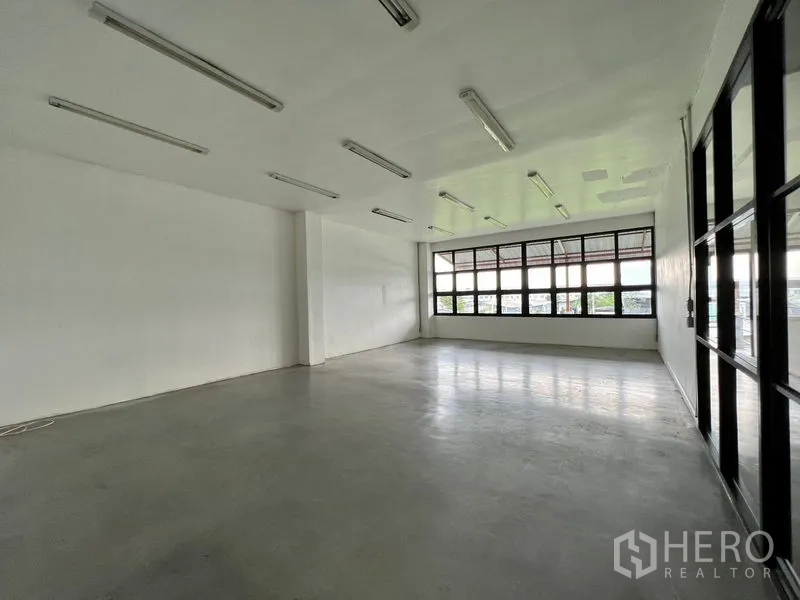 货栈 出租在Min Buri, Bangkok - 采光良好的上层房间，设大窗与光滑水泥地。