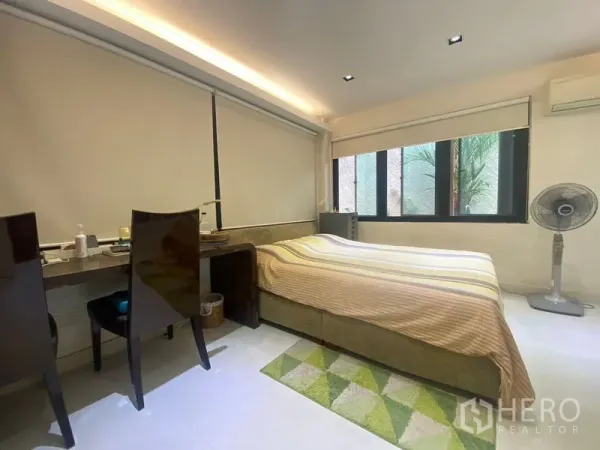 独立式住宅 出售在Khlong Toei, Bangkok - 舒适卧室，大窗、卷帘与内置书桌。
