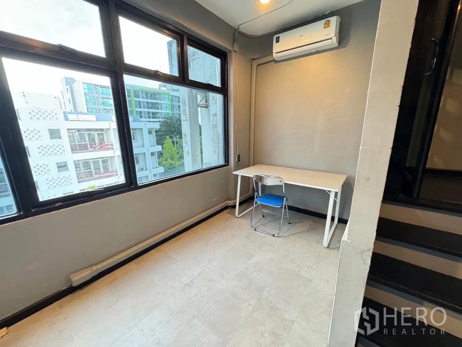 โฮมออฟฟิศ for rent in Watthana, Bangkok - มุมทำงานติดหน้าต่างบานใหญ่ พร้อมโต๊ะเล็กและเครื่องปรับอากาศติดผนัง