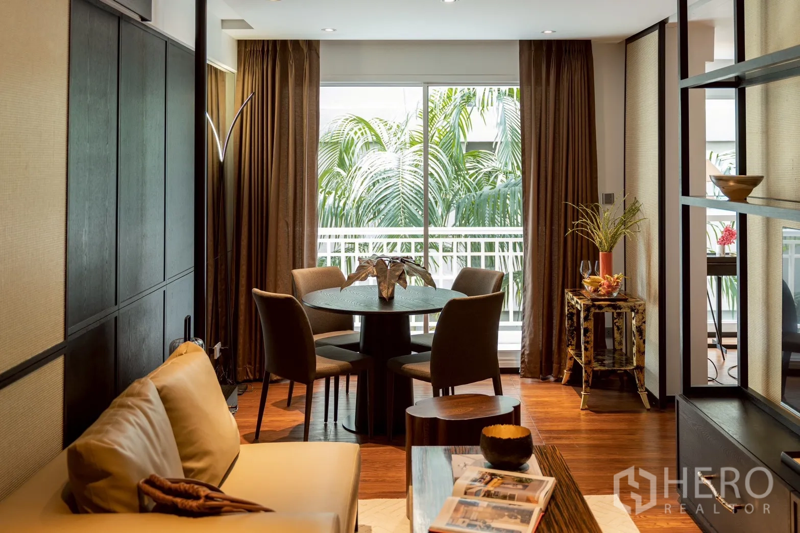 คอนโด for rent or sale in Pathum Wan, Bangkok - มุมทานอาหารเก้าอี้สี่ตัวใกล้หน้าต่างบานใหญ่รับวิวสีเขียว