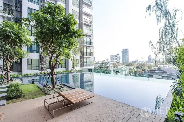 Condominium for rent or sale in Khlong Toei, Bangkok - Infinity-edge swimming pool with sun deck, greenery and open city views.