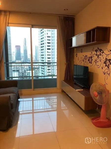 คอนโด ขายในRatchathewi, Bangkok - ห้องนั่งเล่นหันสู่ระเบียง วิวสกายไลน์ ทีวีคอนโซล และพื้นกระเบื้องเงา