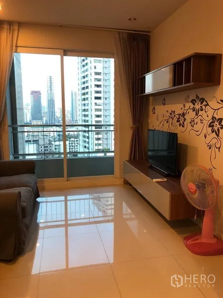 คอนโด ขายในRatchathewi, Bangkok - ห้องนั่งเล่นหันสู่ระเบียง วิวสกายไลน์ ทีวีคอนโซล และพื้นกระเบื้องเงา