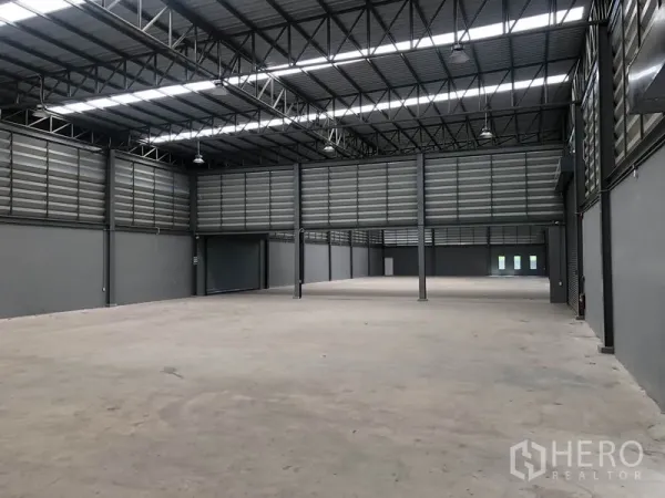 Factory for rent or sale in Bang Bo, Samut Prakan - Open production space with ventilated walls, skylights and concrete floor.