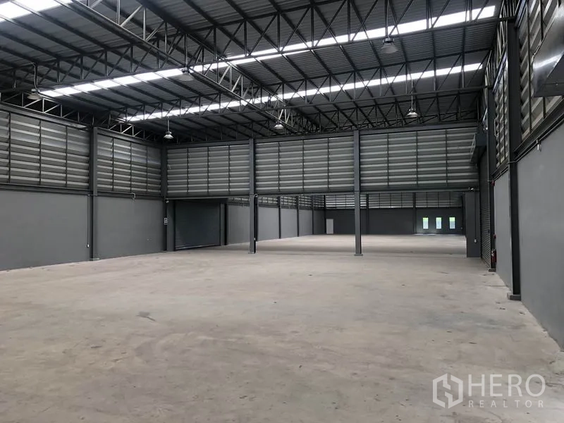 Factory for rent or sale in Bang Bo, Samut Prakan - Open production space with ventilated walls, skylights and concrete floor.