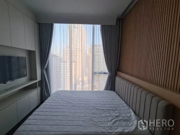 คอนโด ให้เช่าในWatthana, Bangkok - ห้องนอนมีหน้าต่างสูงจรดเพดาน วิวเมือง พร้อมชั้นวางทีวีบิวท์อิน