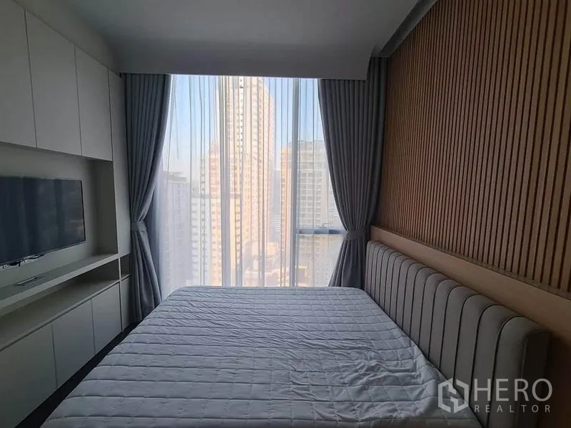 คอนโด ให้เช่าในWatthana, Bangkok - ห้องนอนมีหน้าต่างสูงจรดเพดาน วิวเมือง พร้อมชั้นวางทีวีบิวท์อิน