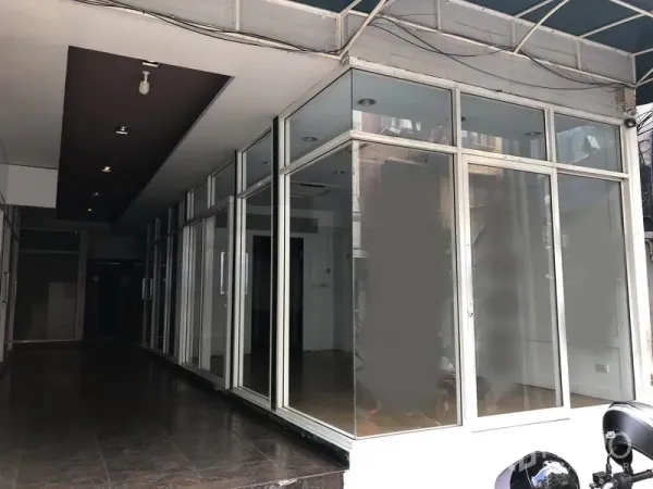 零售空间 出租在Khlong Toei, Bangkok - Phrom Phong街区一层转角玻璃门面商铺，落地窗与雨棚走道。
