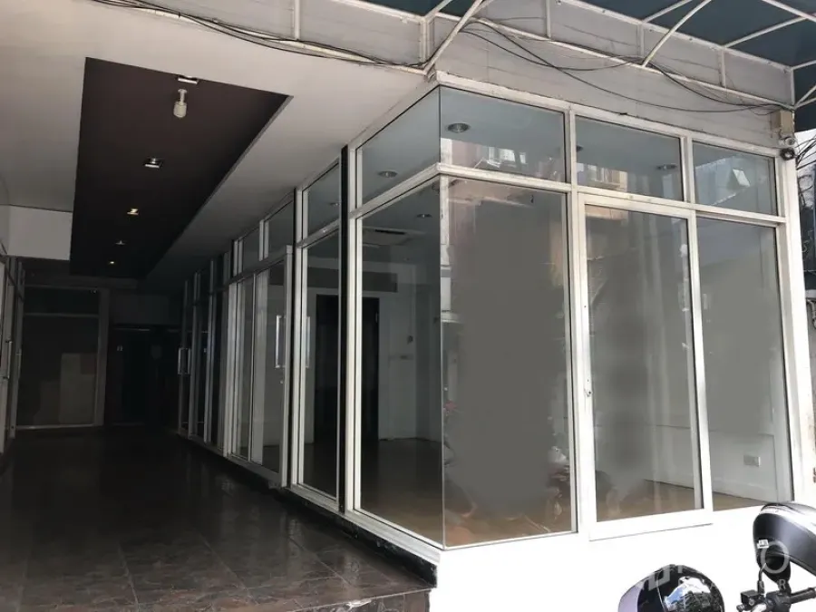 Retail Space for rent in Khlong Toei, Bangkok - Street-level retail unit with floor-to-ceiling glass corner frontage, glass door and a covered walkway in Phrom Phong.