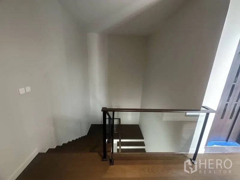Detached House for rent - Staircase with wooden treads and clear glass balustrade.