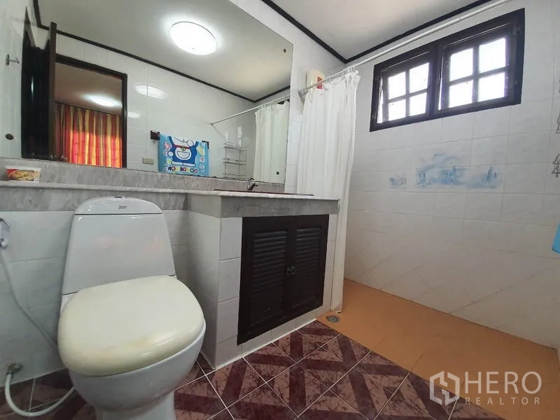 บ้าน ให้เช่า - ห้องน้ำพร้อมอ่างล้างหน้าเคาน์เตอร์หินอ่อน โถสุขภัณฑ์ และโซนฝักบัว