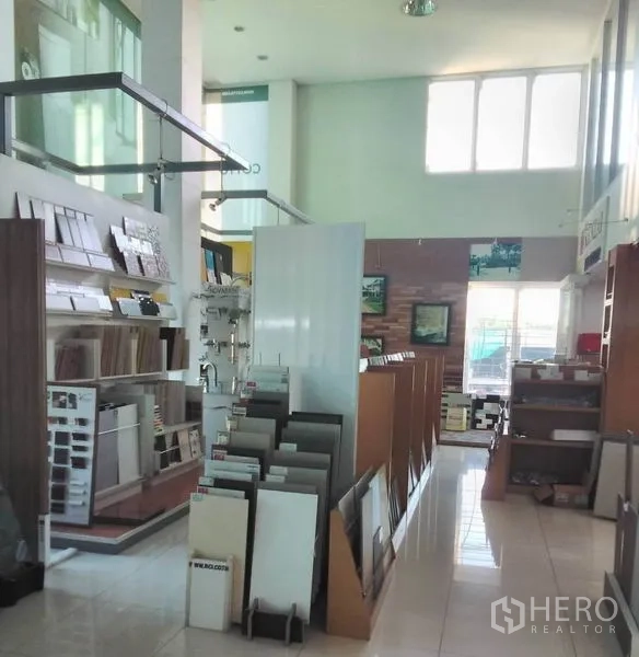 带办公室的家 出租在Min Buri, Bangkok - 挑高展示厅，产品陈列架与大窗户，采光充足。