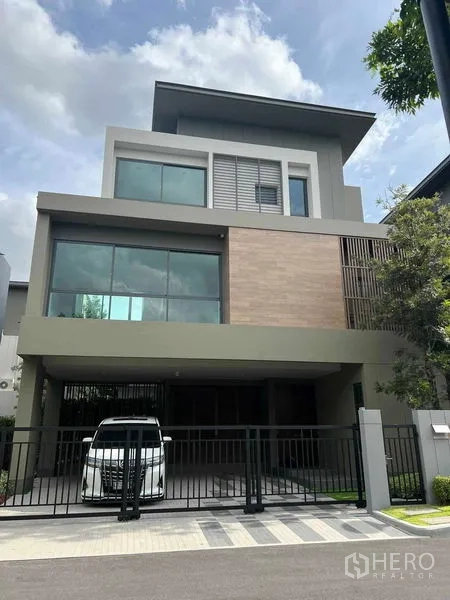 Detached House for sale in Bang Kruai, Nonthaburi - Front elevation of a contemporary three-storey detached house with gated carport.