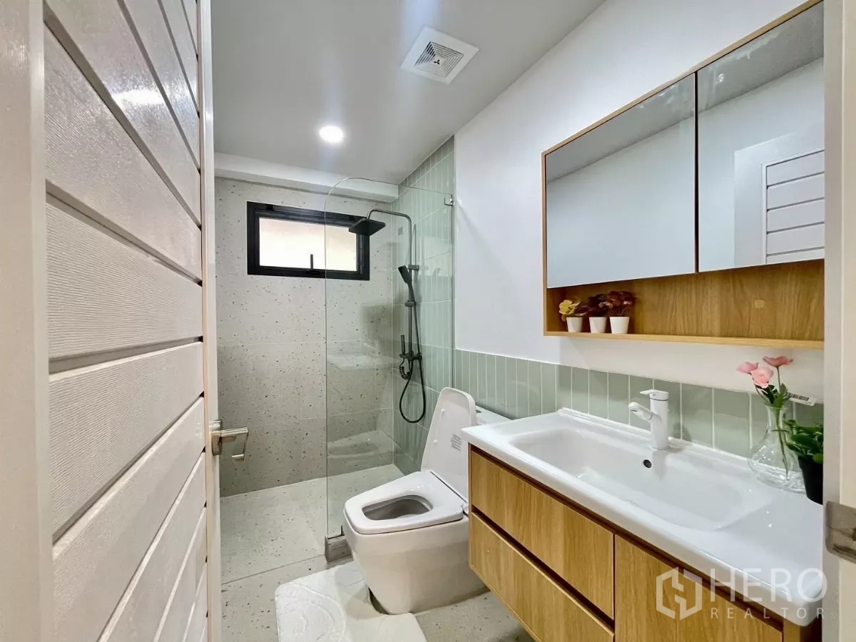 บ้าน ขายในPrawet, Bangkok - ห้องน้ำสไตล์โมเดิร์น กั้นอาบน้ำกระจก เคาน์เตอร์ไม้ และกระจกไฟซ่อน