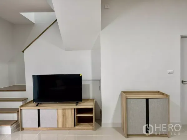 Townhouse for rent in Bang Phli, Samut Prakan - Minimalist living area under the staircase with TV console and storage