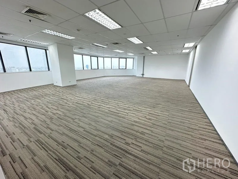 办公空间 出租在Watthana, Bangkok - 宽阔大厅，木质收纳柜与宽窗，适合作为团队工作区。
