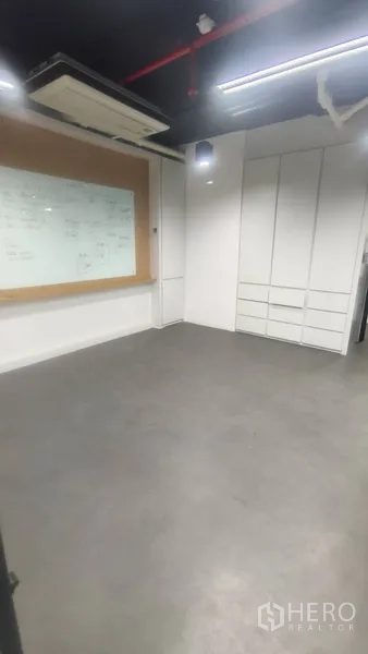 สำนักงาน ให้เช่าในPathum Wan, Bangkok - ห้องส่วนตัวพร้อมตู้บิลท์อินและไวท์บอร์ดติดผนัง พร้อมไฟเพดาน