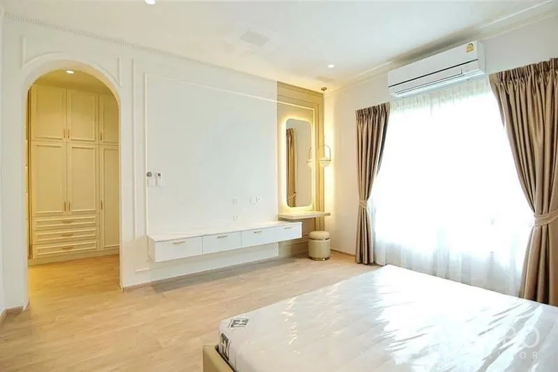 独立式住宅 出租在Lat Krabang, Bangkok - 采光充足的卧室，连接步入式衣帽间与梳妆台。