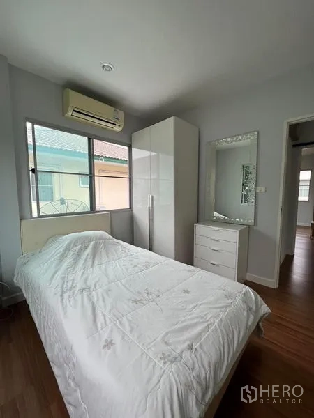Detached House for sale in Bang Kruai, Nonthaburi - Secondary bedroom with single bed, wardrobe, air conditioner and two windows.