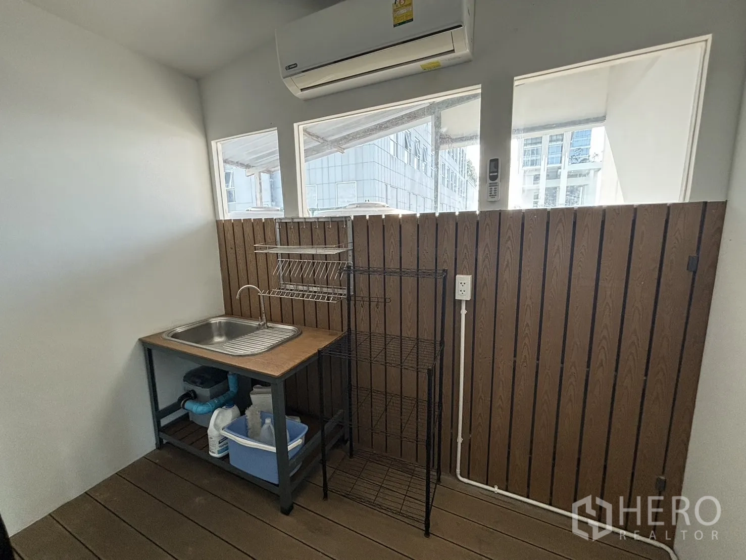 สำนักงาน ให้เช่าในWatthana, Bangkok - มุมแพนทรีพร้อมอ่างล้างจานสแตนเลสและชั้นวางของ มีเครื่องปรับอากาศ