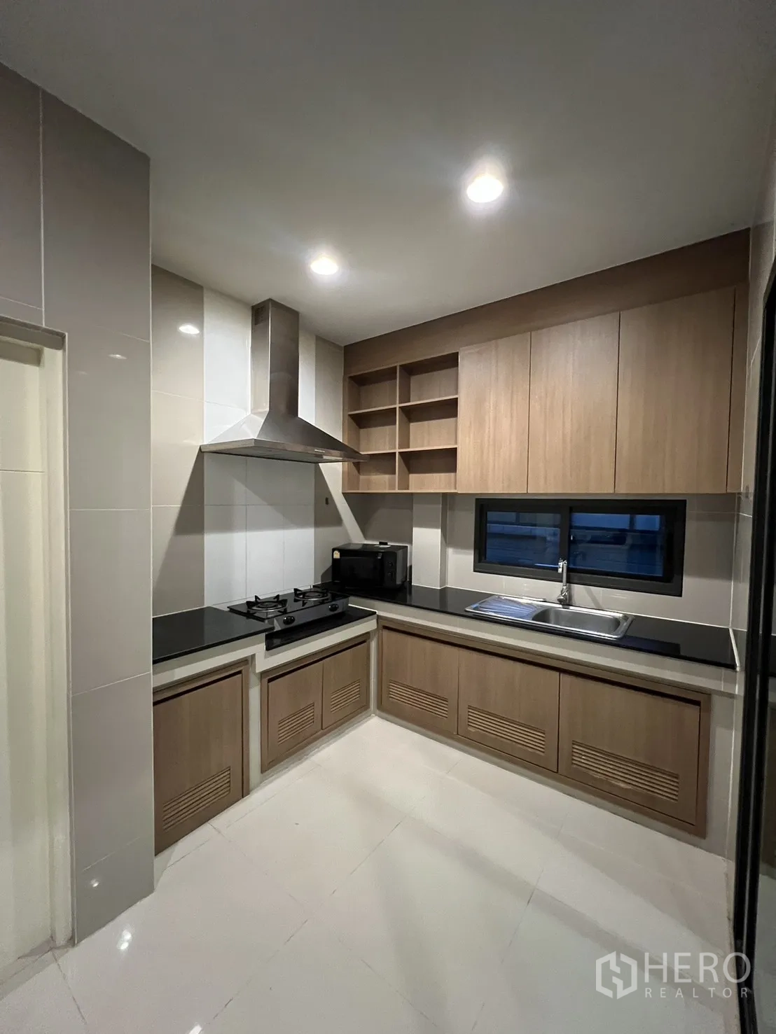 Detached House for rent or sale in Bang Kapi, Bangkok - Utility zone with sliding glass, refrigerator and washing machine.