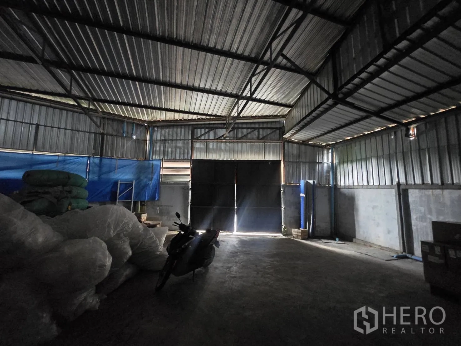 โรงงาน for rent or sale in Mueang Samut Sakhon, Samut Sakhon - โซนโกดังทึบมีประตูเหล็กบานคู่และโครงข้อหลังคาเหล็ก