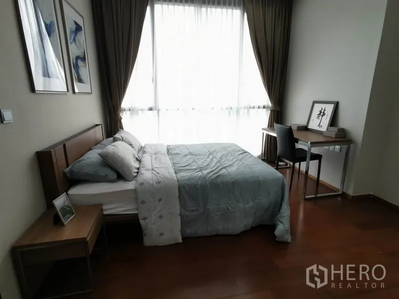 公寓 出租在Watthana, Bangkok - 卧室另一视角，长窗帘、大窗与学习书桌。