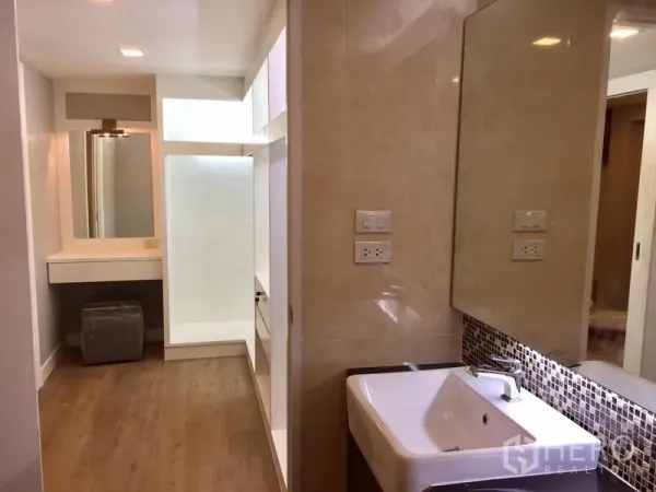 联排别墅 出租在Khlong Toei, Bangkok - 现代卫浴，大片镜面，连通梳妆台与衣柜区。