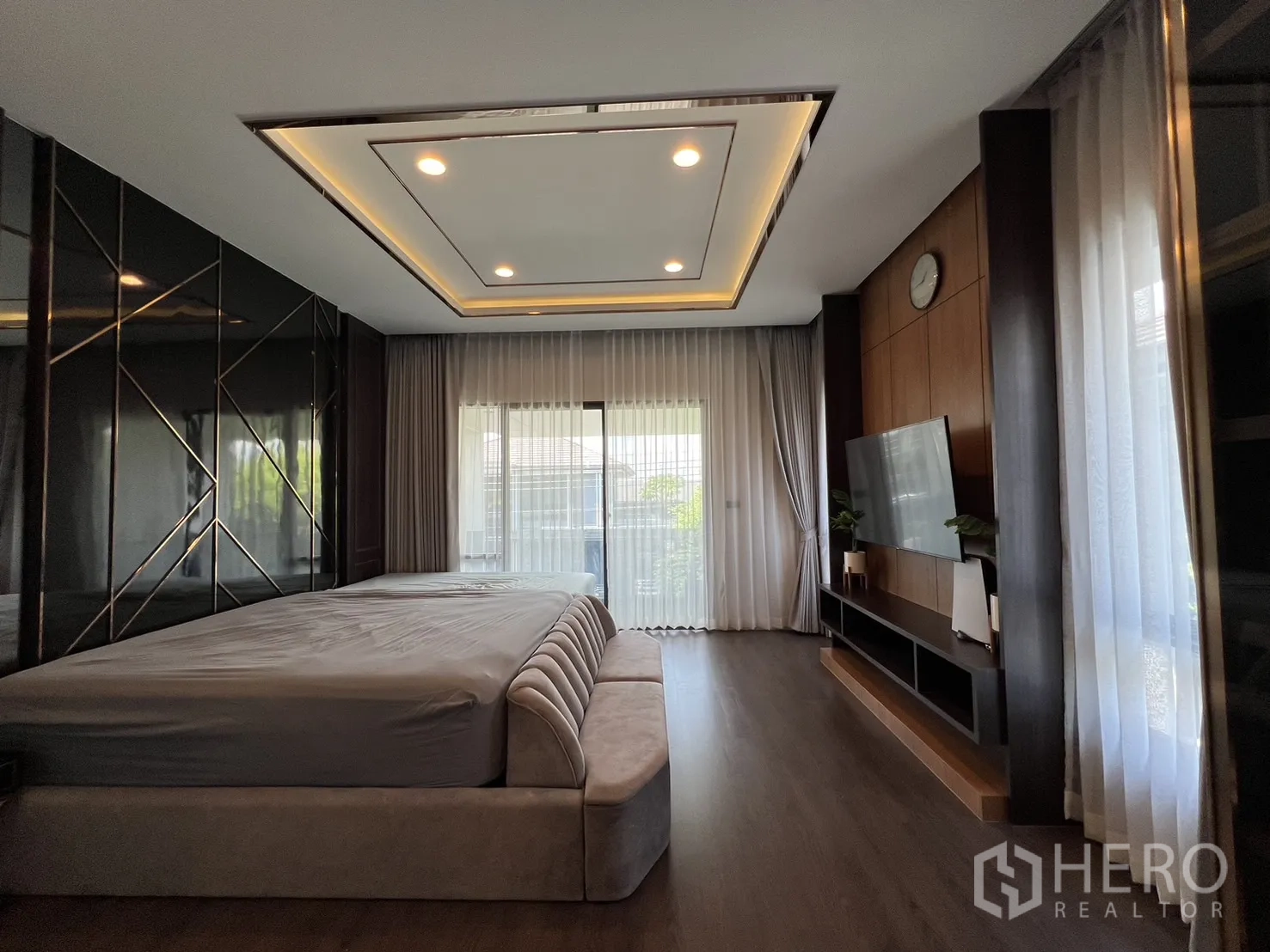 บ้าน ให้เช่าหรือขายในBang Kapi, Bangkok - ห้องนอนใหญ่ มุมมองด้านข้าง ผนังตกแต่งสีดำและชั้นวางทีวี