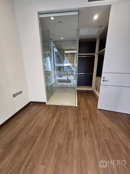 公寓 出租在Watthana, Bangkok - 卧室设玻璃滑门连接套内卫浴和步入式衣帽间。