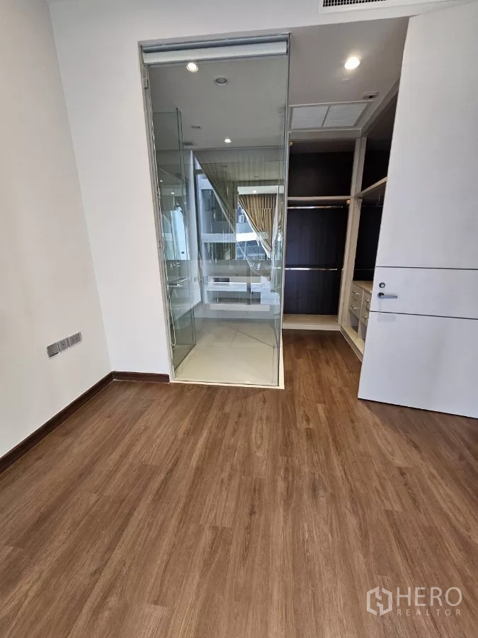 公寓 出租在Watthana, Bangkok - 卧室设玻璃滑门连接套内卫浴和步入式衣帽间。