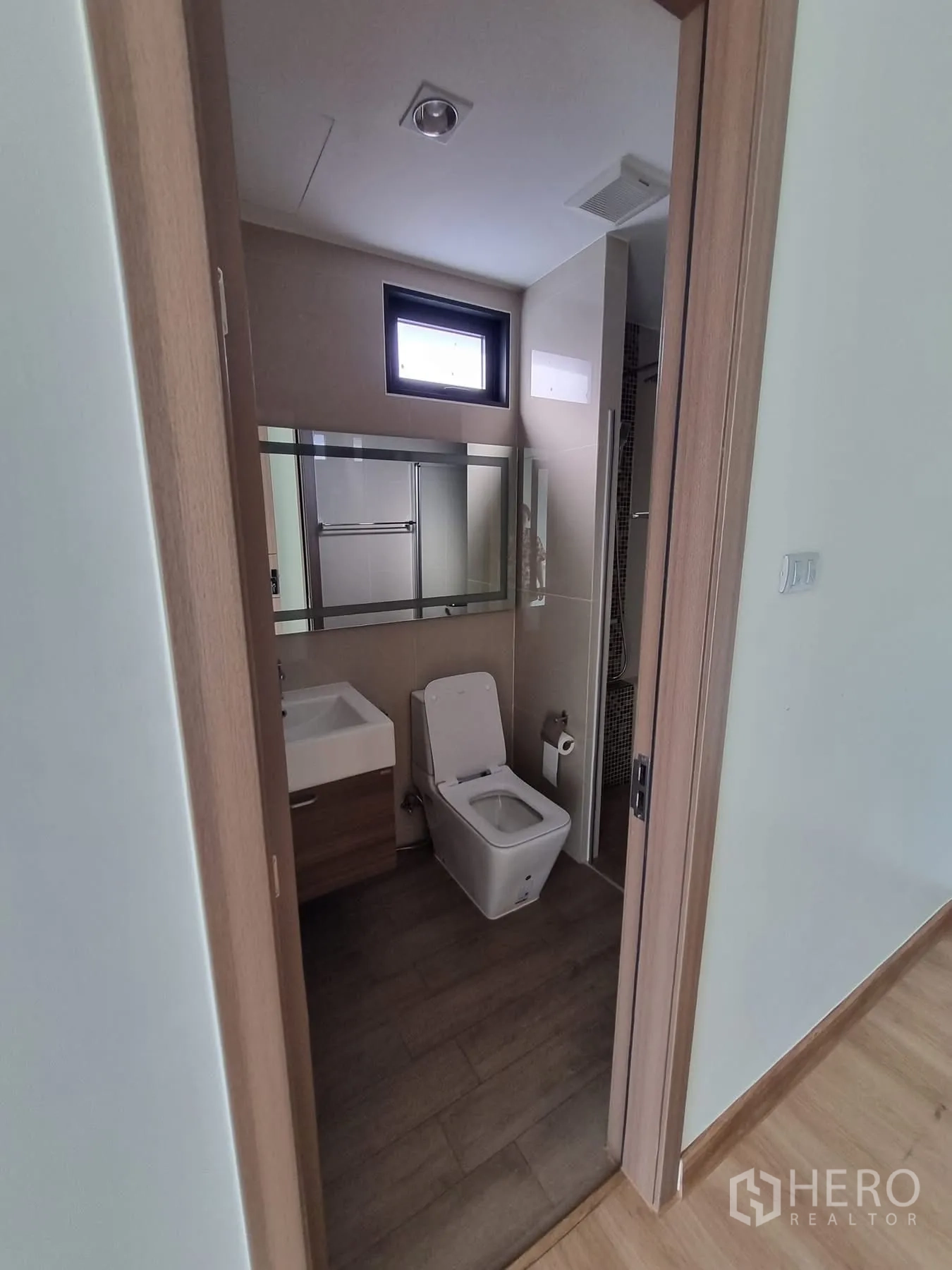 Home Office for rent in Khlong Toei, Bangkok - Modern bathroom with vanity, mirror and toilet.