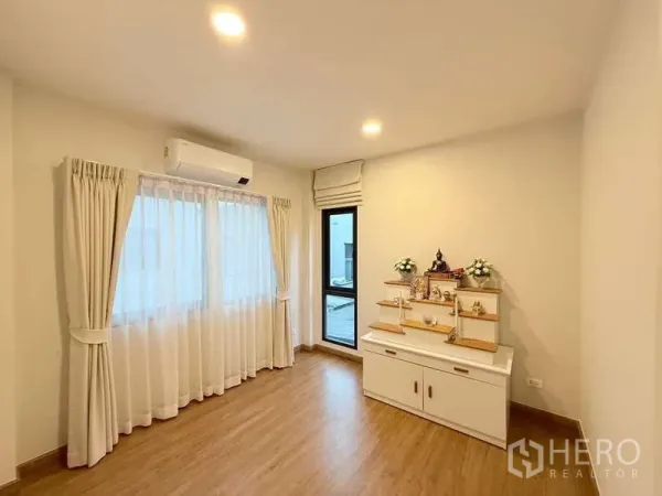บ้าน ขายในBang Phli, Samut Prakan - ห้องอเนกประสงค์สว่างพื้นไม้ มีแอร์และผ้าม่านหน้าต่างบานใหญ่