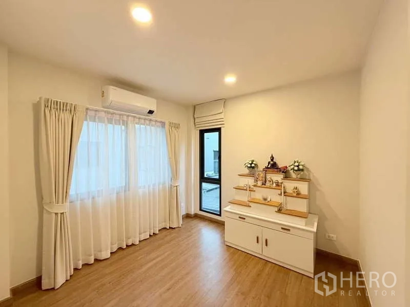บ้าน ขายในBang Phli, Samut Prakan - ห้องอเนกประสงค์สว่างพื้นไม้ มีแอร์และผ้าม่านหน้าต่างบานใหญ่